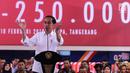 Presiden Jokowi memberikan sambutan pada acara Pelepasan Kontainer Ekspor Mayora ke-250.000 ke Filipina di pabrik Mayora di Cikupa Tangerang, Senin (18/2). PT. Mayora Indah telah mengekspor lebih dari 100 negara. (Liputan6.com/Fery Pradolo)