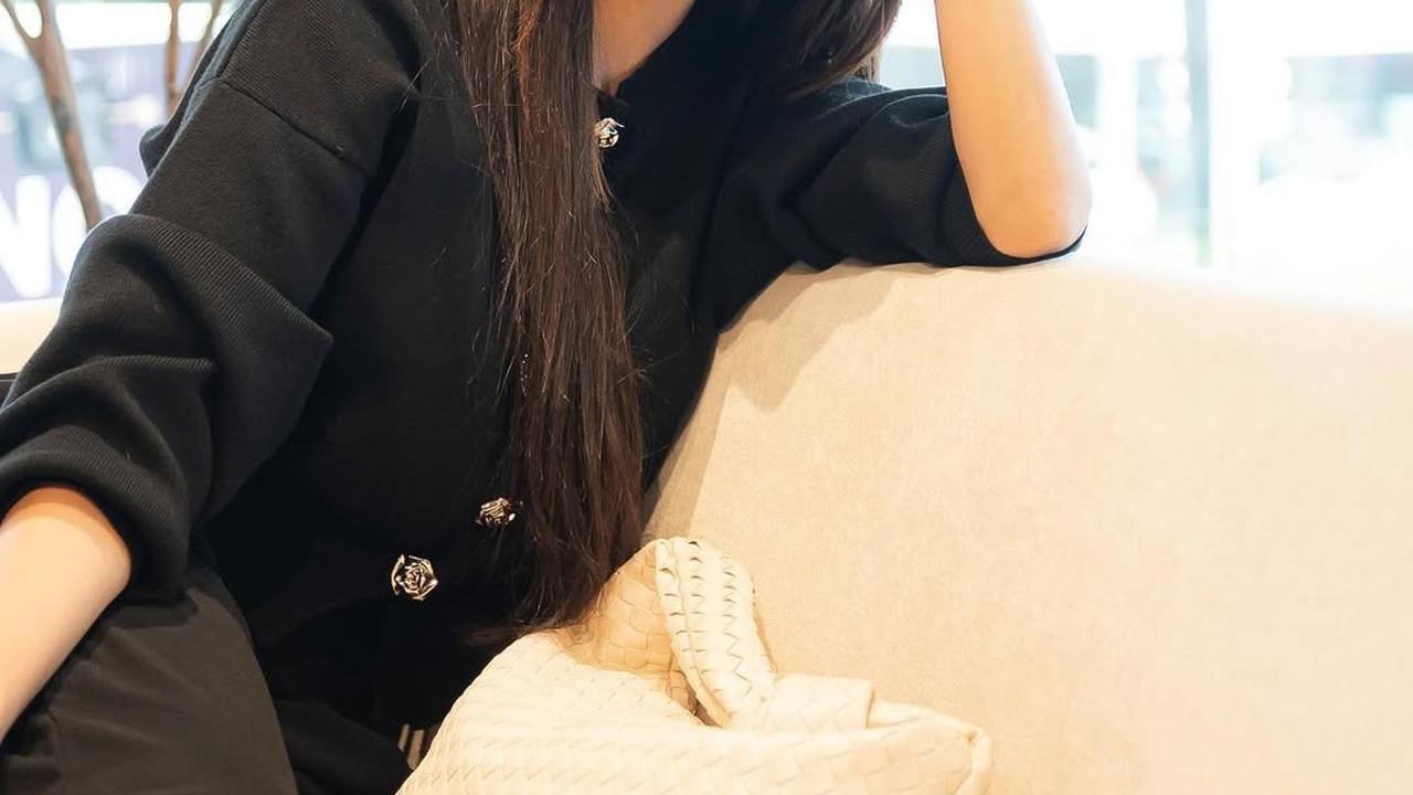 Potret Andi Annisa Iasyah Pakai Baju Hitam, Dari Casual hingga Sporty yang Kece Abis