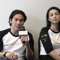 Film Chrisye dianggap sebagai reka ulang kehidupan mendiang Chrisye yang diperankan oleh Vino G Bastian.