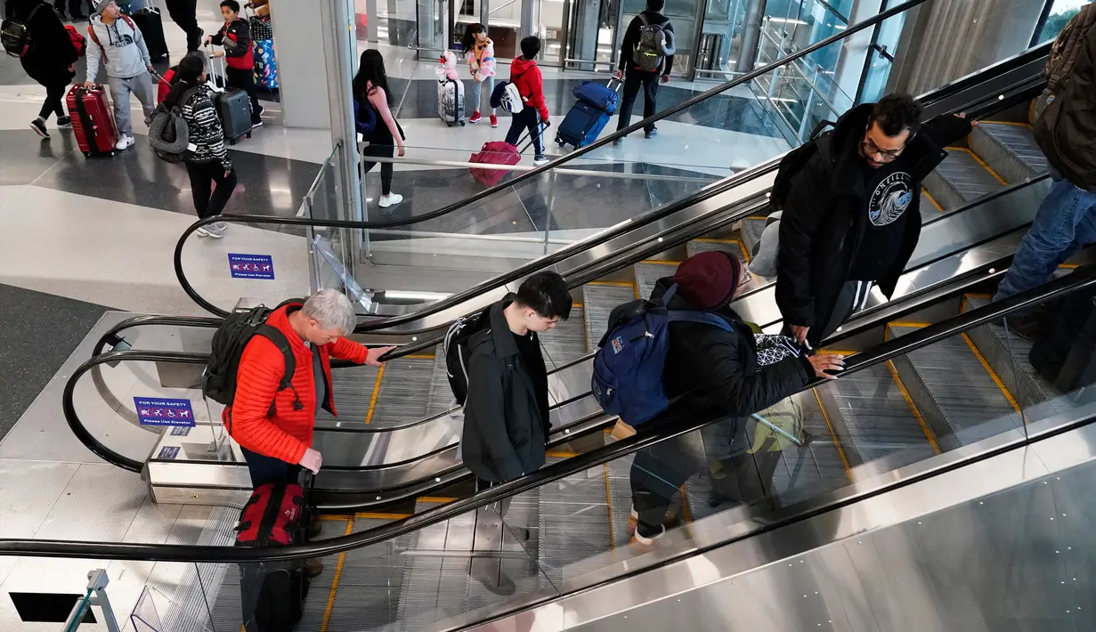 Wisatawan berjalan melalui Terminal 3 di Bandara Internasional O'Hare, Chicago, Amerika Serikat, 19 Desember 2022. Liburan Natal dan Tahun Baru bagi sebagian warga Amerika Serikat dan Eropa tahun ini menghadirkan kekhawatiran karena tekanan ekonomi. (AP Photo/Nam Y. Huh)