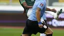 Pemain Uruguay Luis Suarez (kanan) melihat pemain Bolivia Marc Enoumba mengontrol bola pada pertandingan kualifikasi Piala Dunia 2022 di Stadion Hernando Siles, La Paz, Bolivia, 16 November 2021. Bolivia menang 3-0. (AP Photo/Juan Karita)