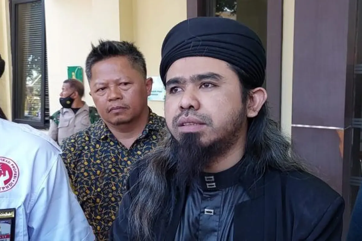 Syamsudin alias Gus Samsudin melaporkan Pesulap Merah ke Polda Jatim. (Foto: Liputan6.com/Humas Polda Jatim)