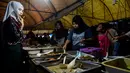 Warga muslim Thailand membeli makanan di pasar sebelum berbuka puasa selama bulan suci Ramadan di Narathiwat (7/5/2019). Umat muslim di seluruh dunia tengah menjalani puasa pada bulan ramadan. (AFP Photo/Madaree Tohlala)