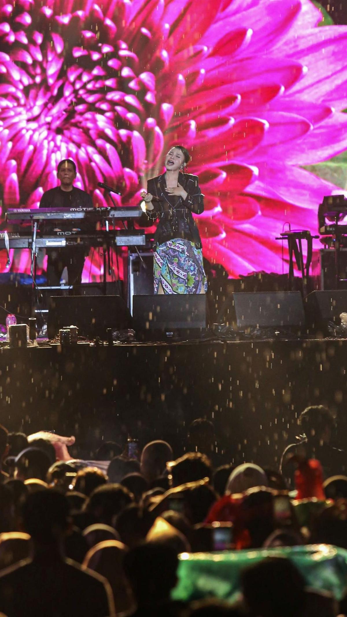 Dengan lagu-lagu yang romantis seperti di antaranya "Hey Leadies", "Sekali Ini Saja", "Pudar" dan lain sebagainya membuat para penonton galau berjemaah. Foto:  Liputan6.com / Angga yuniar