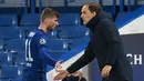 Pelatih Chelsea, Thomas Tuchel memberi selamat kepada striker Timo Werner usai diganti diganti melawan Real Madrid pada leg kedua semifinal Liga Champions di Stamford Bridge di London, Kamis (6/5/2021). Kemenangan ini membuat Tuchel mencetak rekor bersejarah di Liga Champions. (AFP/Glyn Kirk)