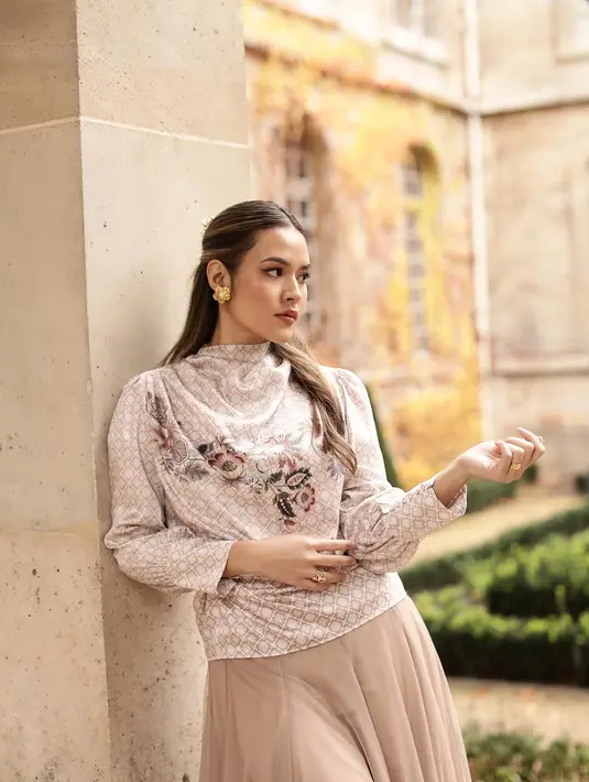 Kenakan atasan serupa, Raisa tampil feminin dengan rok midi tutu berwarna beige [@raisa6690]