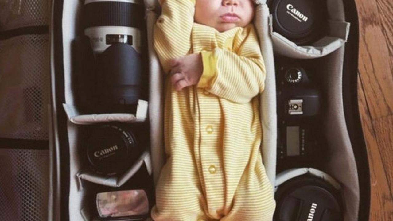Kelakuan unik para fotografer tidurkan bayi di tas kamera