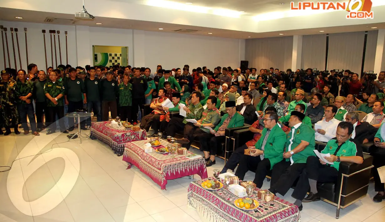 Rapat yang sedianya dimulai pada 19.00 WIB mundur menjadi pukul 21.00 WIB di kantor DPP PPP, Sabtu (19/4/14). (Liputan6.com/Johan Tallo)