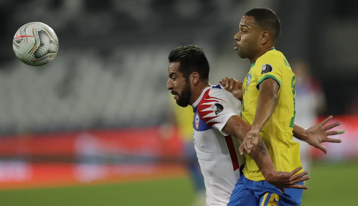 Penyerang timnas Chile, Mauricio Isla dan bek Brasil, Renan Lodi  bersaing pada perempat final Copa America 2021 di Stadion Nilton Santos, Sabtu (3/7/2021) pagi WIB. Timnas Brasil lolos ke babak semifinal Copa America 2021 berkat kemenangan 1-0 atas Chile. (AP Photo/Bruna Prado)