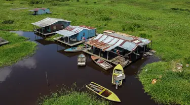 Pemandangan udara rumah panggung di Congo Mirador, negara bagian Zulia, Venezuela, pada 6 September 2021. Kehidupan indah di Congo Mirador, sebuah desa rumah panggung yang tampak mengapung di perairan laguna di Zulia (barat), tenggelam dalam lumpur dan gulma. (Federico PARRA/AFP)