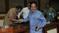 Menteri Bappenas Sofyan Djalil (kanan) seusai rapat kerja dengan Komisi XI di Gedung DPR, Jakarta, Kamis (28/4). Rapat membahas perubahan strategi pembangunan nasional dalam penyusunan Rencana Kerja Pemerintah tahun 2017. (Liputan6.com/Johan Tallo)