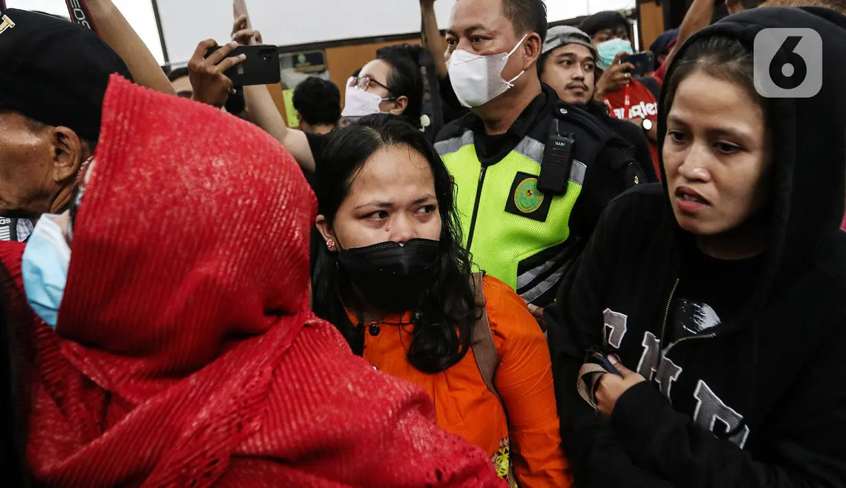 Reaksi Elizer Angels, pendukung Richard Eliezer Pudihang Lumiu atau Bharada E saat menyaksikan terdakwa Richard Eliezer Pudihang Lumiu menjalani sidang dengan agenda pembacaan tuntutan oleh Jaksa Penuntut Umum (JPU) dalam kasus pembunuhan Brigadir Yosua Hutabarat atau Brigadir J di Pengadilan Negeri Jakarta Selatan, Rabu (18/1/2023). Richard Eliezer Pudihang Lumiu dituntut 12 tahun penjara. (Liputan6.com/Johan Tallo)