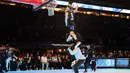Pemain Osceola Magic, Mac McClung melakukan slam dunk dengan melompati dua orang saat kontes Slam Dunk di NBA All Star 2024 di Lucas Oil Stadium, Indianapolis, Amerika Serikat, Minggu (18/02/2024). (AFP/Getty Images/Stacy Revere)