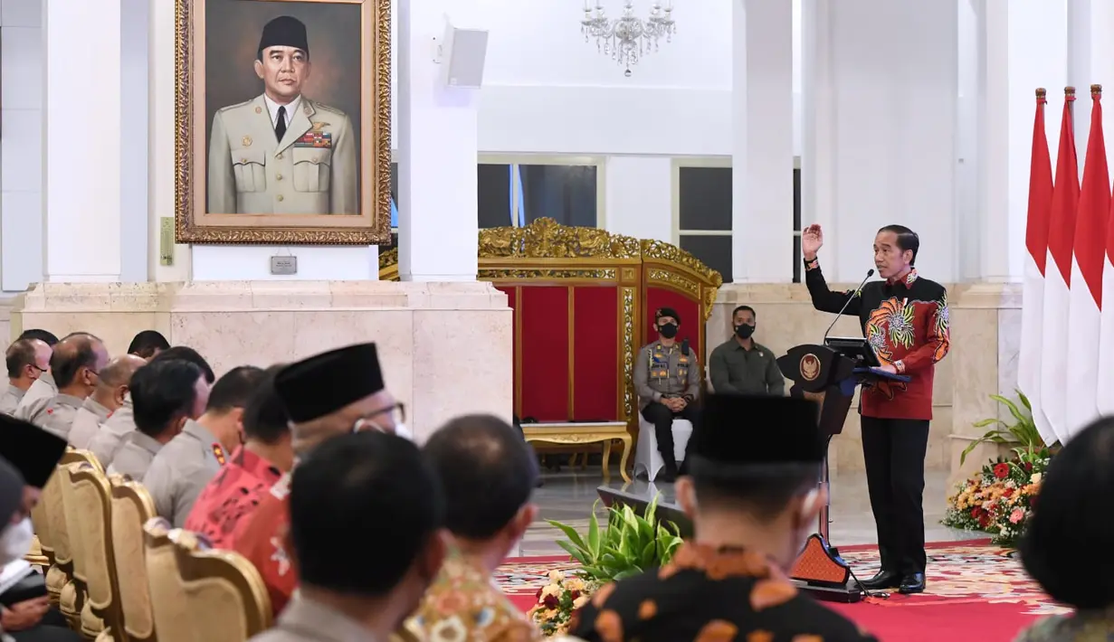 Presiden Joko Widodo memberikan  arahan kepada jajaran Kepolisian Negara Republik Indonesia (Polri), di Istana Negara, Jakarta, Jumat (14/10/2022). Pertemuan dihadiri oleh 559 personil Polri yang terdiri dari pejabat utama Mabes Polri, Kapolda, serta Kapolres.  (Foto: Lukas - Biro Pers Sekretariat Presiden)