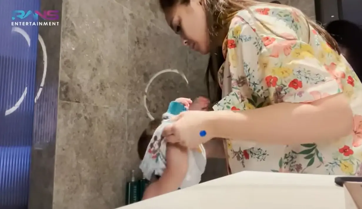 Rayyanza tampak begitu senang bermain dengan mama dan kakaknya. Tidak hanya sampai disitu,  dalam vlog tersebut juga memperlihatkan memandikan Rayyanza. [Youtube/Rans Entertainment]