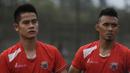 Dua palang pintu anyar Persija, M Roby dan Maman berlatih jelang turnamen Piala Jenderal Sudirman di Lapangan National Youth Training Center, Sawangan, Depok, Jawa Barat, Senin (2/11/2015). (Bola.com/Vitalis Yogi Trisna)