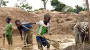 Para bocah ini tidak bersekolah. Mereka lebih memilih menjadi pekerja tambang karena tuntutan ekonomi, Afrika Tengah (AFP PHOTO / ISSOUF SANOGO)