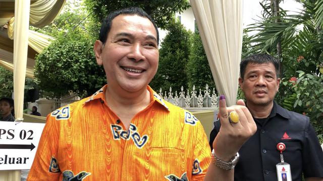 Pakai Batik Oranye Tommy Soeharto Mencoblos Di Gondangdia Pileg Liputan6 Com