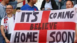 Fans Inggris mengibarkan bendera saat menyaksikan pertandingan semifinal bola Euro 2020 antara Inggris dan Denmark di Wembley Stadium, London, Kamis dinihari WIB (8/7/2021). Inggris melaju ke babak final Euro 2020 melawan Italia setelah mengalahkan Denmark dengan skor 2-1. (Paul ELLIS/POOL/AFP)