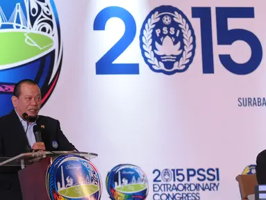 Ketua Umum PSSI 2015-2019, La Nyalla Mattalitti memberikan pidato pertamanya usai terpilih dalam Kongres Luar Biasa PSSI 2015 di Hotel JW Marriot, Surabaya, Sabtu (18/4/2015). La Nyalla mendapat 92 suara dari 106. (Liputan6.com/Helmi Fithriansyah)