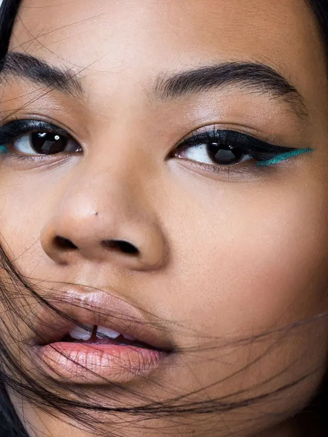 eyeliner warna-warni