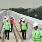 Menteri Perhubungan Budi Karya Sumadi mengecek pemasangan lintasan kereta dari atas lokasi LRT rute Cawang-Cibubur di tol Jagorawi Km 13, Jakarta, Minggu (8/1). Proyek LRT tahap 1 Cibubur-Cawang baru selesai 15 persen. (Liputan6.com/Helmi Afandi)