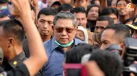 Usai melakukan kunjungan Presiden SBY harus menerobos kerumunan massa untuk bisa keluar dari posko Bale Pamitran GKJW Segaran Kediri (Liputan6.com/Helmi Fithriansyah).
