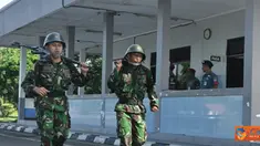 Citizen6, Surabaya: Para siswa lari dengan menggunakan Pakaian Dinas Lapangan (PDL), helm baja, sepatu boot, senjata jenis SS-1 dan ransel dengan beban 15 kilogram. (Pengirim: Penkobangdikal)