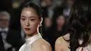<p>Jeon Yeo Bin berpose memperlihatkan bentuk tubuhnya yang ideal. Gaun putih membuat pesonanya terpancar. (Foto: Scott Garfitt/Invision/AP)</p>