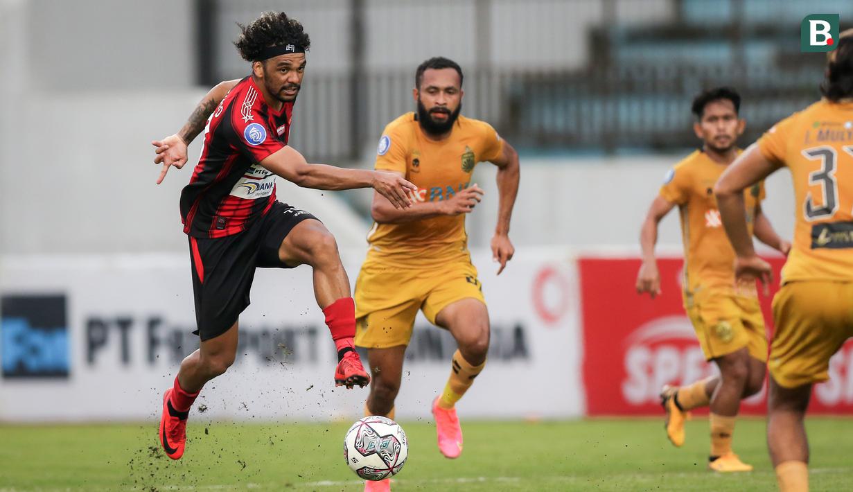 Pemain Persipura Jayapura, Hedipo Gustavo (kiri) melewati pemain Bhayangkara FC, Arthur Bonai dalam laga pekan ke-15 BRI Liga 1 2021/2022 di Stadion Moch. Soebroto, Magelang, Kamis (02/12/2021). (Bola.com/Bagaskara Lazuardi)