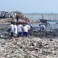 Ratusan karyawan IPC dan warga membersihkan sampah di sekitar wilayah pelabuhan. (Istimewa)