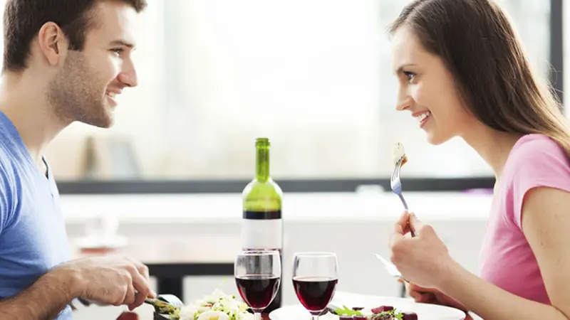 5 Makanan yang Harus dihindari Saat Kencan Pertama