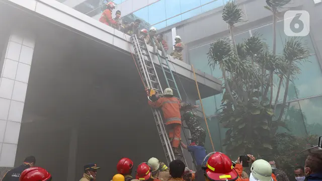 FOTO: Kebakaran Gedung Cyber 1
