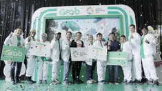 Legenda olahraga Indonesia bersama perwakilan Grab saat peluncuran kampanye "Kemenangan Itu Dekat" di Yogyakarta, Rabu (18/7/2018). Kampanye tersebut untuk mengobarkan semangat kemenangan di Asian Games 2018. (Bola.com/M Iqbal Ichsan)