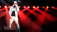 Aksi panggung rapper Eminem selama Coachella Valley Music and Arts Festival 2018 di Empire Polo Field di Indio, California (15/4). Festival Coachella ini sudah ada sejak 1999. (AFP Photo/Christopher Polk)