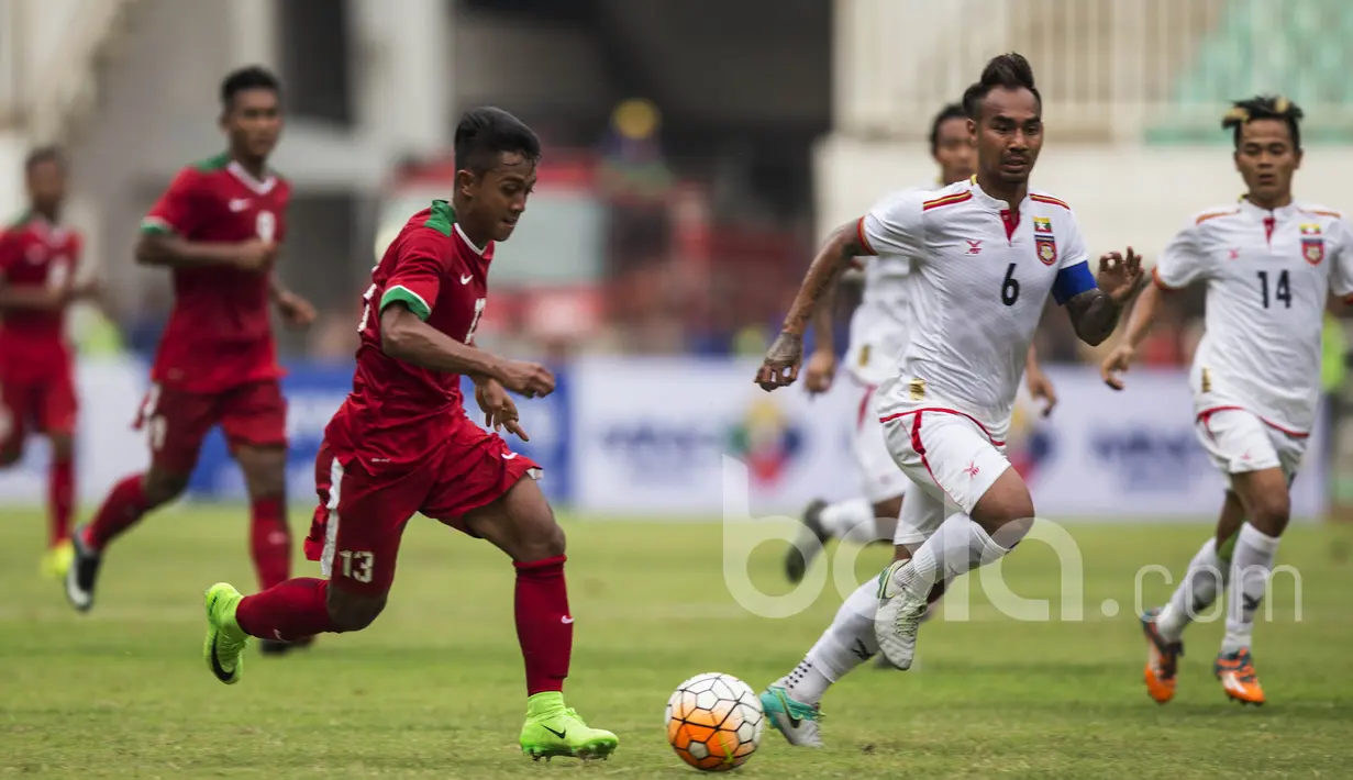 Gelandang Persib Bandung, Febri Haryadi, berusaha melewati hadangan para pemain Myanmar. Pemain muda terbaik Piala Presiden 2017 ini dipercaya oleh pelatih Timnas Indonesia, Luis Milla bermain selama 90 menit. (Bola.com/Vitalis Yogi Trisna)