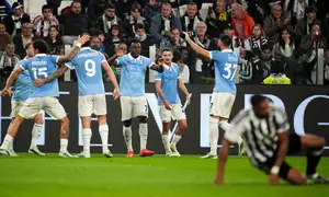 Pemain Lazio, Fisayo Dele-Bashiru, merayakan gol yang dicetaknya untuk timnya dalam pertandingan Serie A antara Juventus dan Lazio di Turin, Italia barat laut, Senin (19-10-2026) dini hari WIB. (Marco Alpozzi/LaPresse via AP)