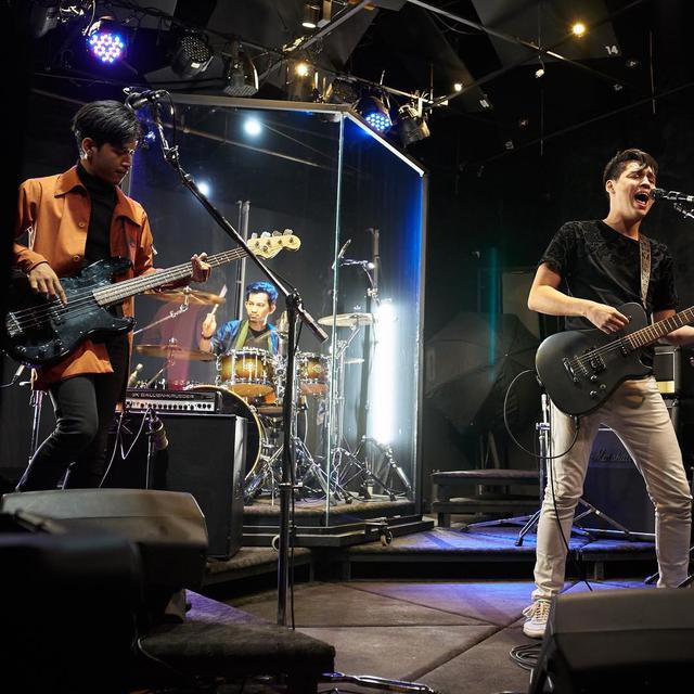 Tampil Keren, Ini 7 Potret Maxime Bouttier saat Jadi Anak Band