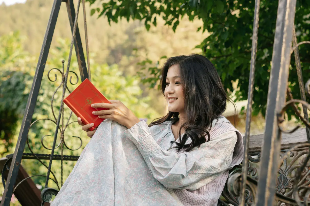 wanita september baca buku