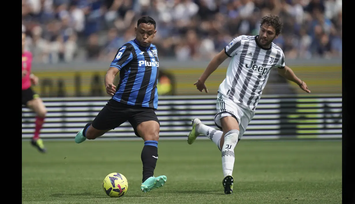 Pemain Atalanta, Luis Muriel (kiri), menendang bola dibayangi pemain Juventus, Manuel Locatelli, saat pertandingan lanjutan pekan ke-34 Liga Italia 2022/2023 yang berlangsung di Gewiss Stadium, Minggu (7/5/2023). (AP/LaPresse/Spada)