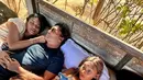 Inilah momen quality time Luna Maya bersama keluarganya. Sebagai artis yang sangat sibuk, momen pertemuan keluarga ini menjadi sangat berharga. [Instagram/lunamaya]