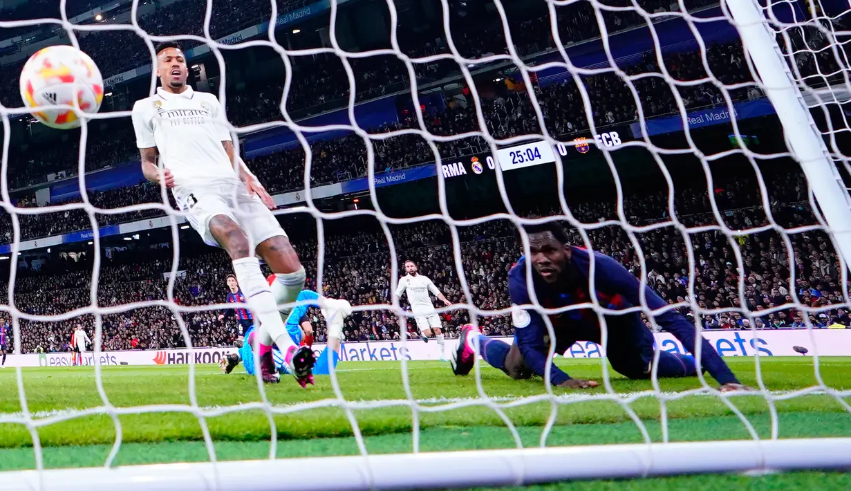 Pemain Real Madrid Eder Militao (kiri) mencetak gol bunuh diri melewati kipernya saat melawan Barcelona pada pertandingan sepak bola leg pertama semifinal Copa del Rey di Stadion Santiago Bernabeu, Madrid, Spanyol, 2 Maret 2023. Barcelona sukses megalahkan Real Madrid dengan skor 1-0 berkat gol bunuh diri Eder Militao. (AP Photo/Manu Fernandez)