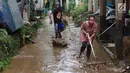 Warga membersihkan lumpur dari banjir yang menggenangi Gang Arus Dalam di Cawang, Jakarta Timur, Rabu (24/4). Banjir kiriman dari Bogor yang menggenangi kawasan tersebut menyisakan lumpur dan sampah sehingga menganggu aktivitas warga. (Liputan6.com/Immanuel Antonius)