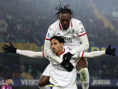 Pemain AC Milan, Tijjani Reijnders melakukan selebrasi setelah mencetak gol kemenangan untuk timnya ke gawang Hellas Verona pada laga lanjutan Liga Italia 2024/2025 di Marcantonio Bentegodi, Verona, Italia, Sabtu (21/12/2024) dini hari WIB. (AP Photo/LaPresse/Paola Garbuio)