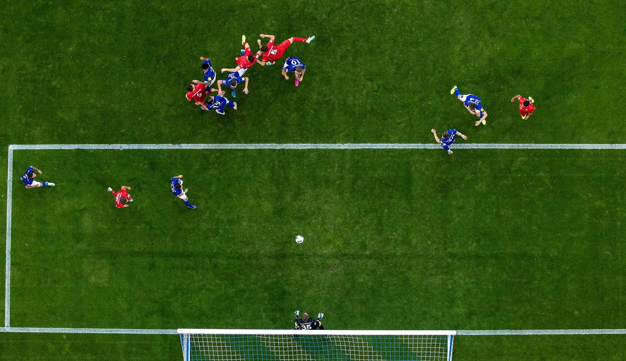 Goalkeeper Alexander Nübel of Schalke saves a header during the Bundesliga match between FC Schalke 04 and FC Bayern München at Veltins-Arena on August 24, 2019 in Gelsenkirchen, Germany. (Photo by Lars Baron/Bundesliga/Bundesliga Collection via Getty Images)
