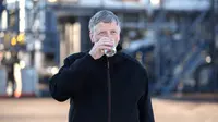 Bill Gates sedang meminum air yang berasal dari kotoran manusia (YouTube/thegatesnotes)