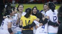 Para pemain Bandung BJB Tandamata merayakan kemenangan atas Gresik Petrokimia Pupuk Indonesia pada laga pembuka Final Four Proliga 2023 seri pamungkas di GOR Sritex Arena Solo, Surakarta, Kamis (9/3/2023). Bandung bjb Tandamata menang 3-0 (25-17, 25-21 dan 25-20). (Proliga 2023)