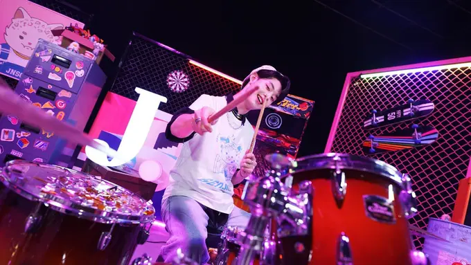 Gaya Gabriel Prince Mengenakan Celana Jeans