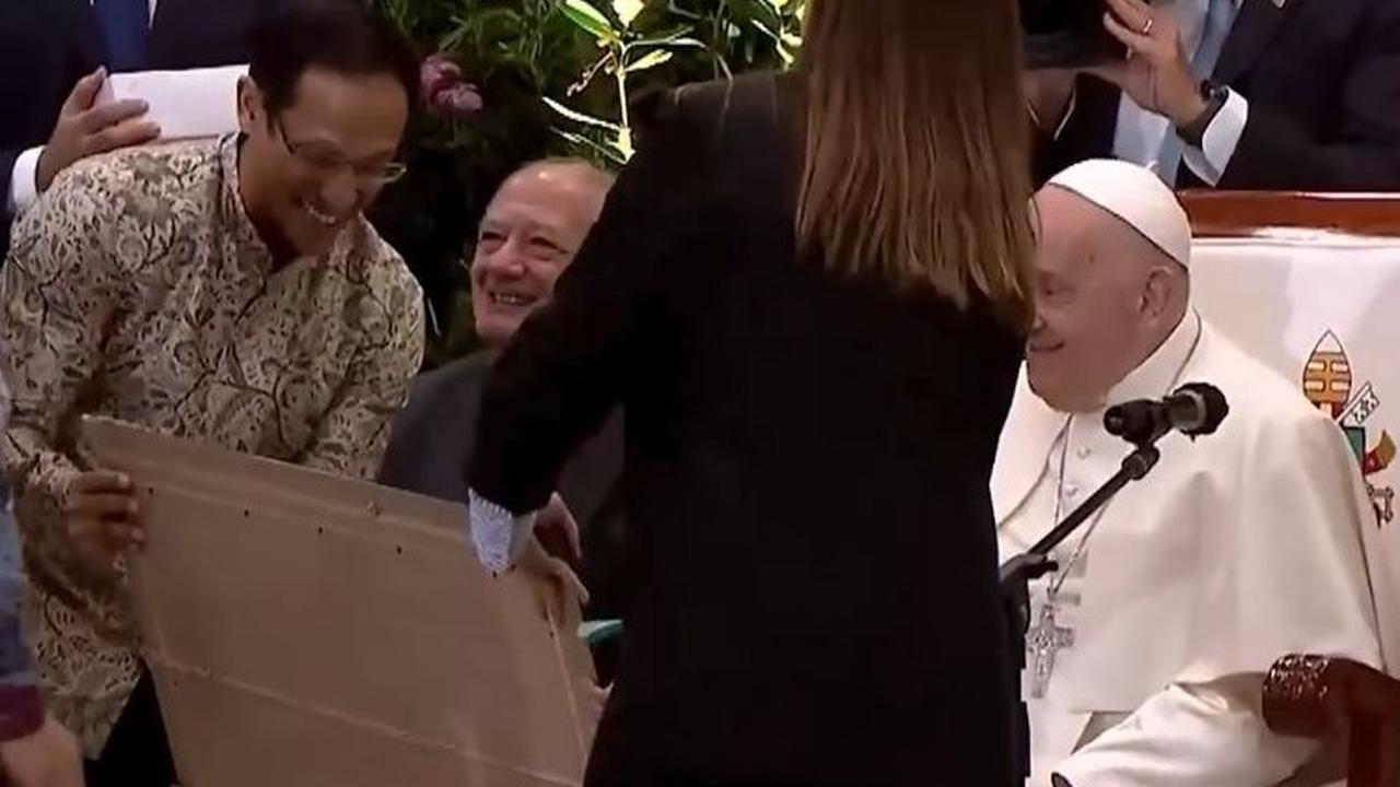Viral, Begini Momen Paus Fransiskus Berkati Anak Nadiem Makarim