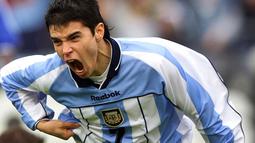 Pemain Timnas Argentina, Javier Saviola melakukan selebrasi setelah mencetak gol ke gawang Timnas Prancis pada laga perempat final Piala Dunia U-20 2021 di Buenos Aires, Argentina, 1 Juli 2001. Saviola keluar sebagai pencetak gol terbanyak pada turnamen ini dengan tujuh gol untuk skuad muda Albiceleste. Selain itu, berkat penampilan apiknya, ia berhasil menyabet Golden Ball serta membawa tuan rumah memenangkan ajang tersebut. (AFP/Daniel Garcia)
DANIEL GARCIA / AFP